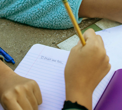 enfants écrivant